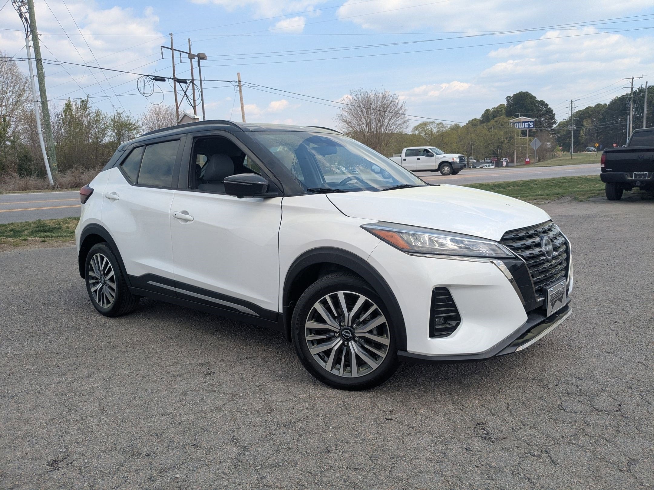 2023 Nissan Kicks SR