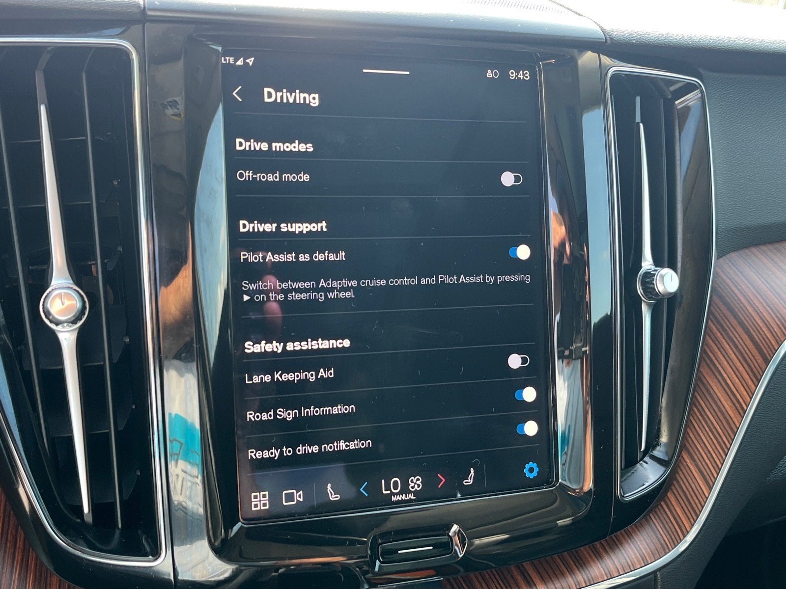 2024 Volvo XC60 Plus Dark Theme