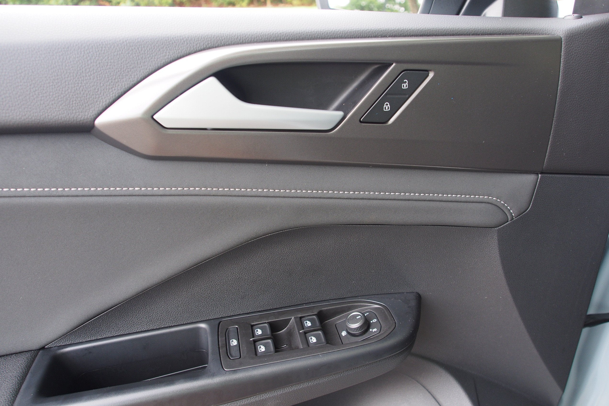 2025 Volkswagen Taos SE Black