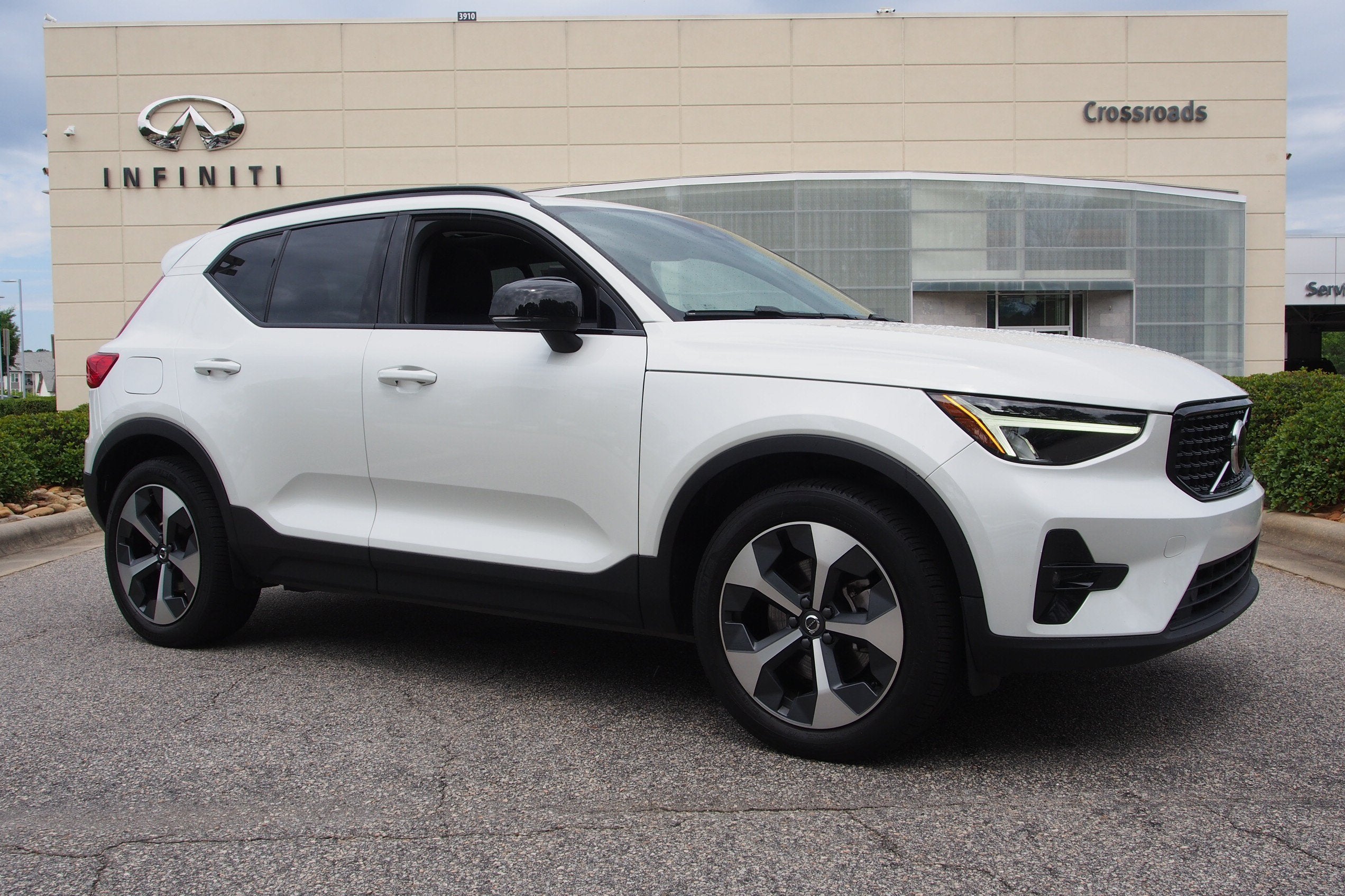 2023 Volvo XC40 Plus Dark Theme