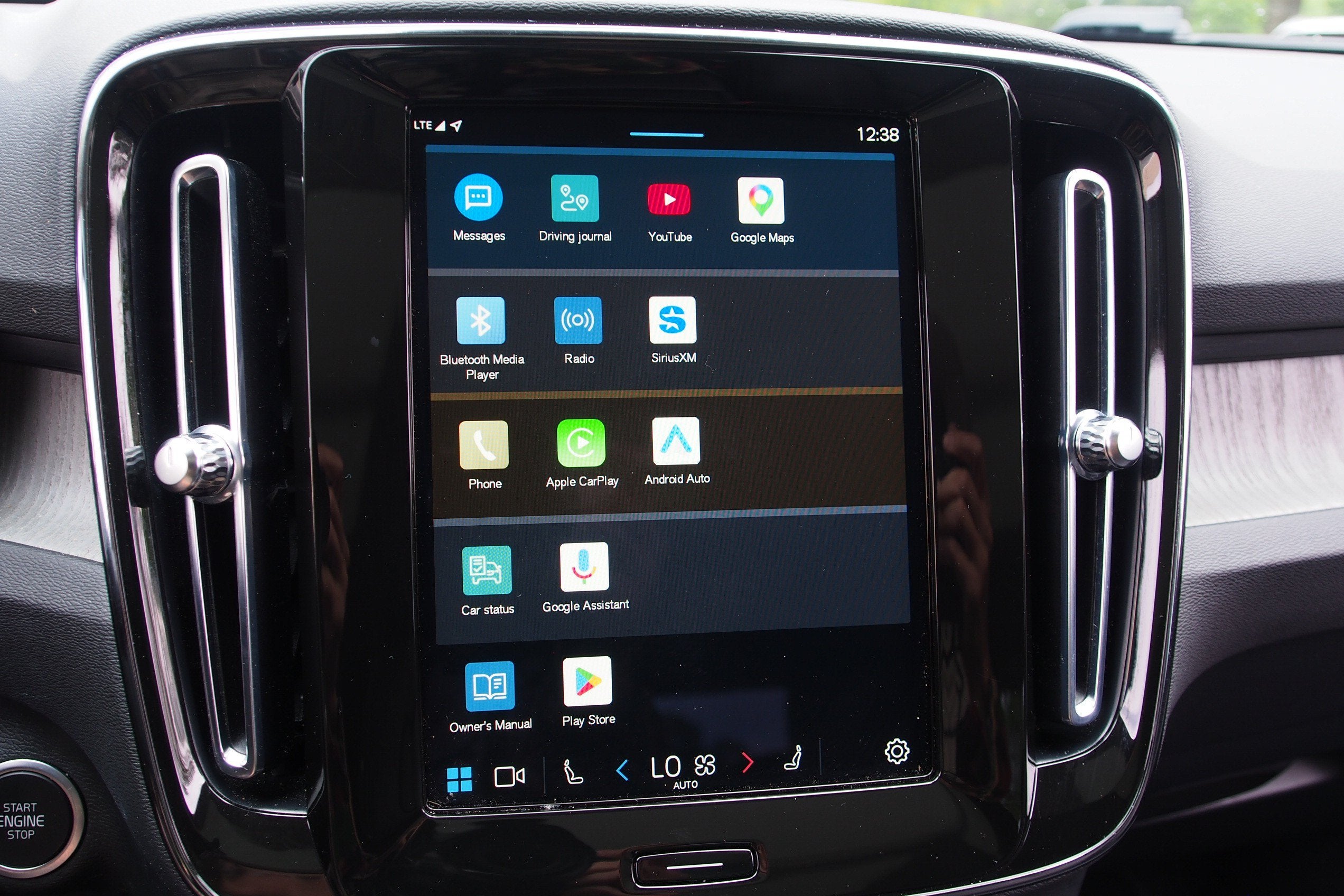 2023 Volvo XC40 Plus Dark Theme
