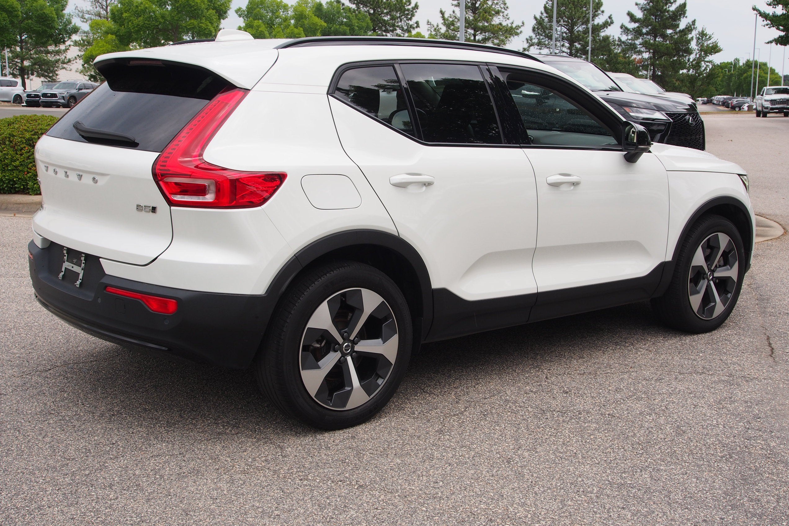 2023 Volvo XC40 Plus Dark Theme