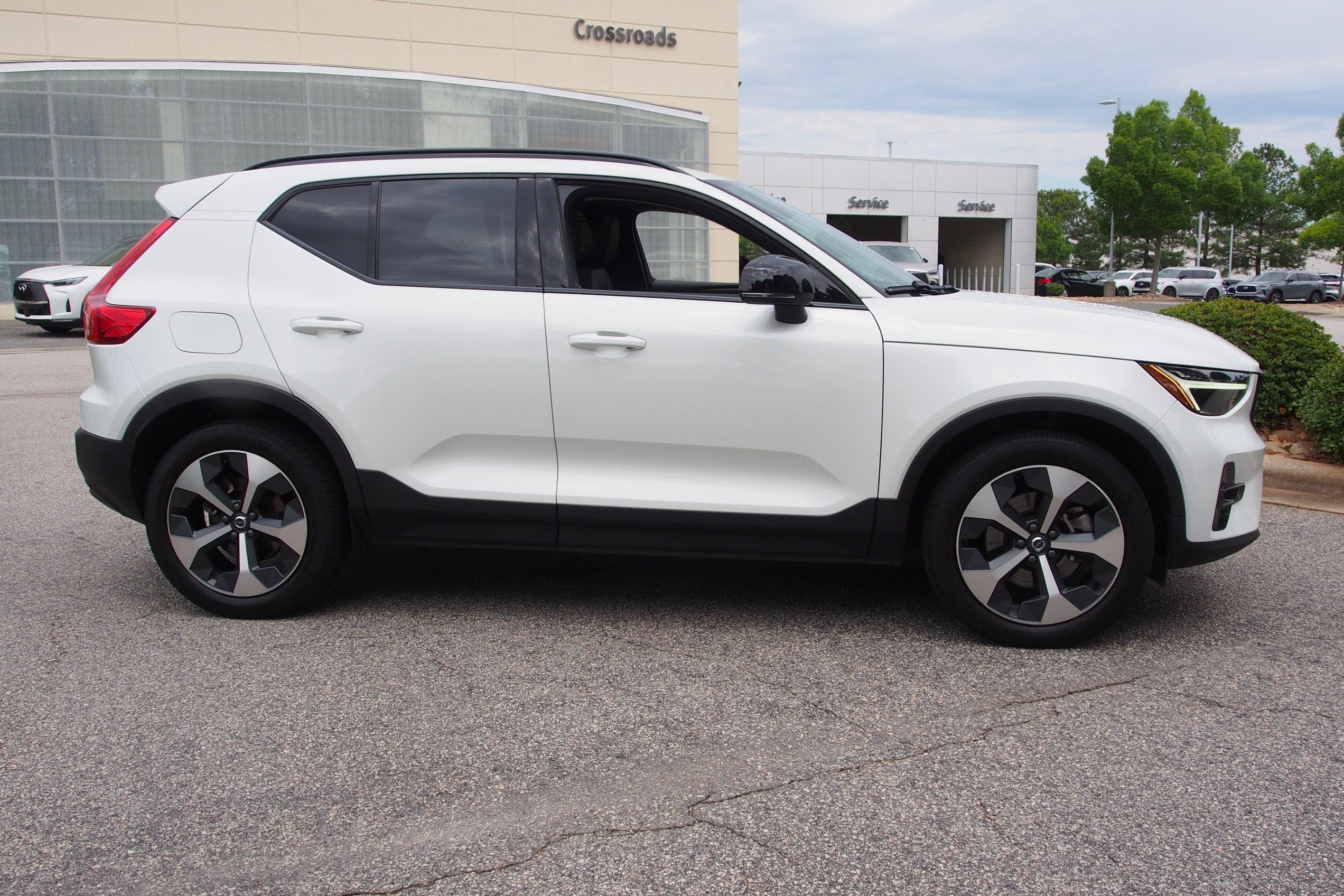 2023 Volvo XC40 Plus Dark Theme