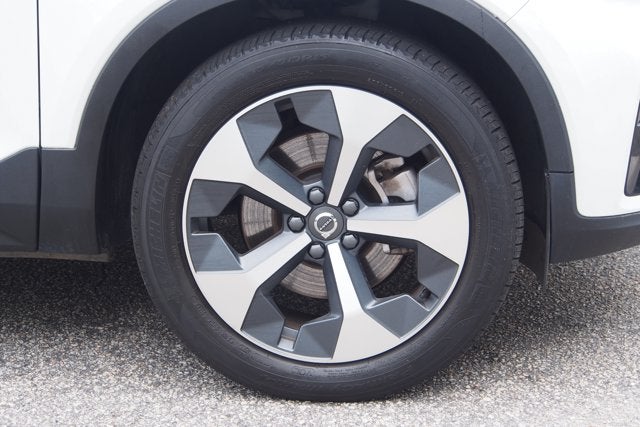 2023 Volvo XC40 Plus Dark Theme