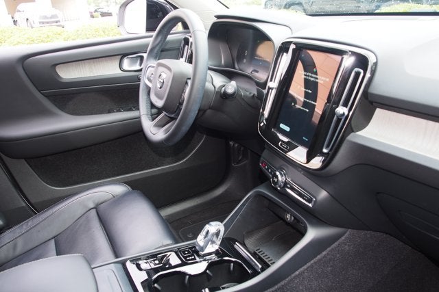 2023 Volvo XC40 Plus Dark Theme