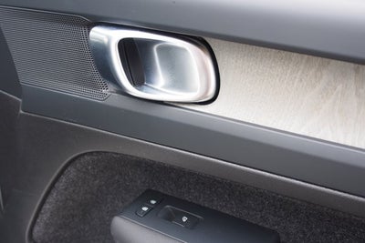 2023 Volvo XC40 Plus Dark Theme