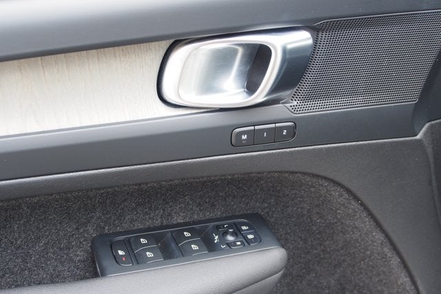 2023 Volvo XC40 Plus Dark Theme