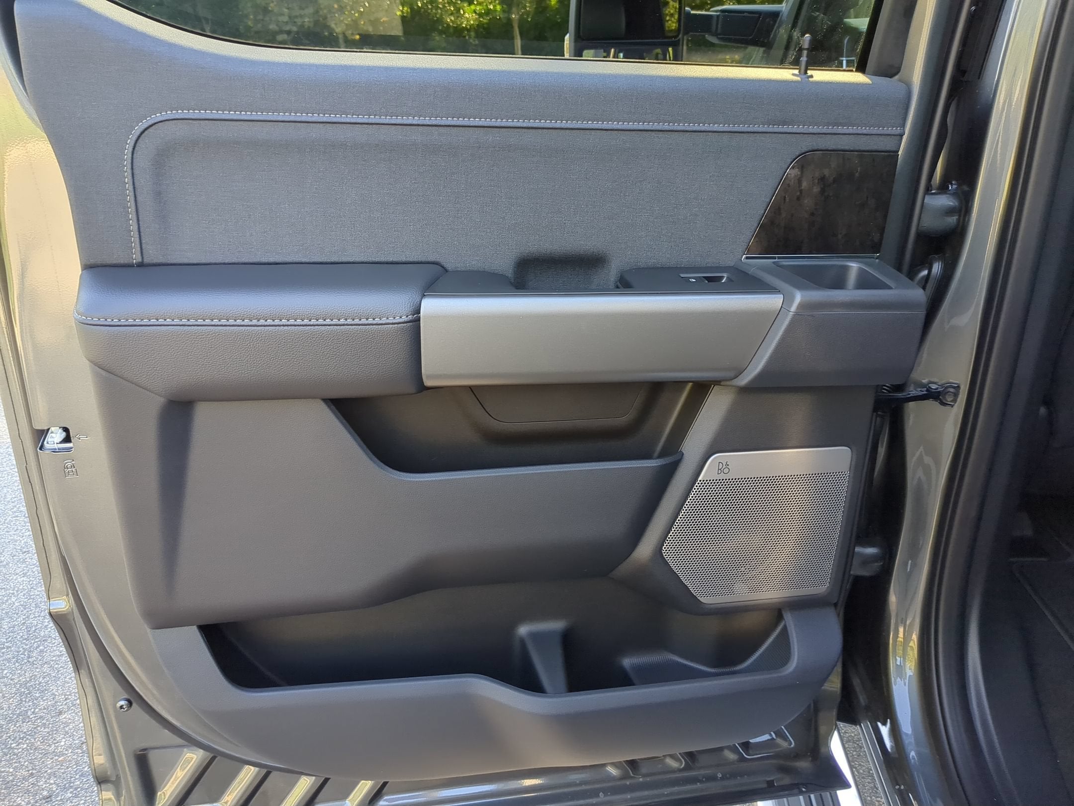 2027 Ford Super Duty F-350 SRW LARIAT