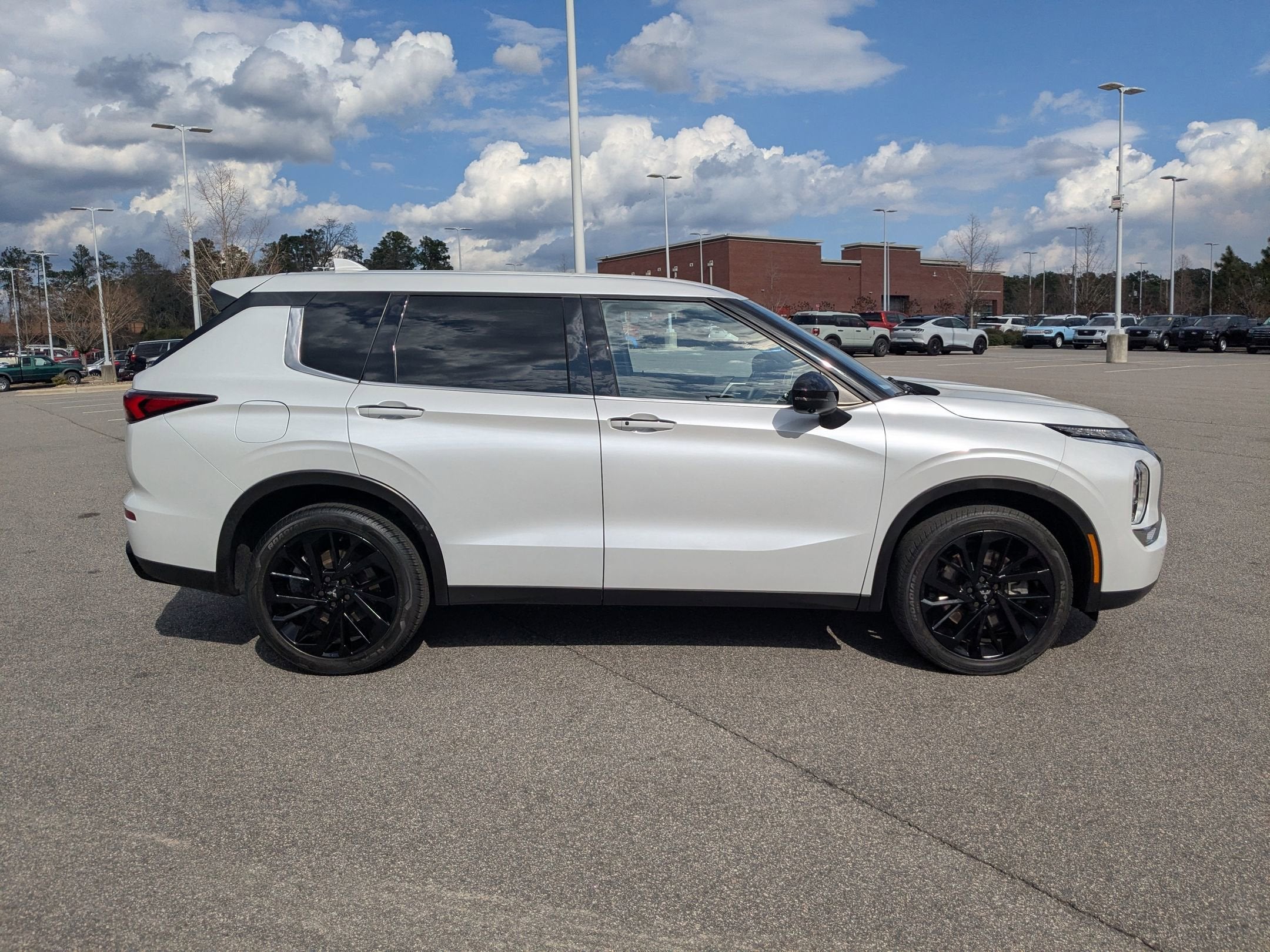 2023 Mitsubishi Outlander SE
