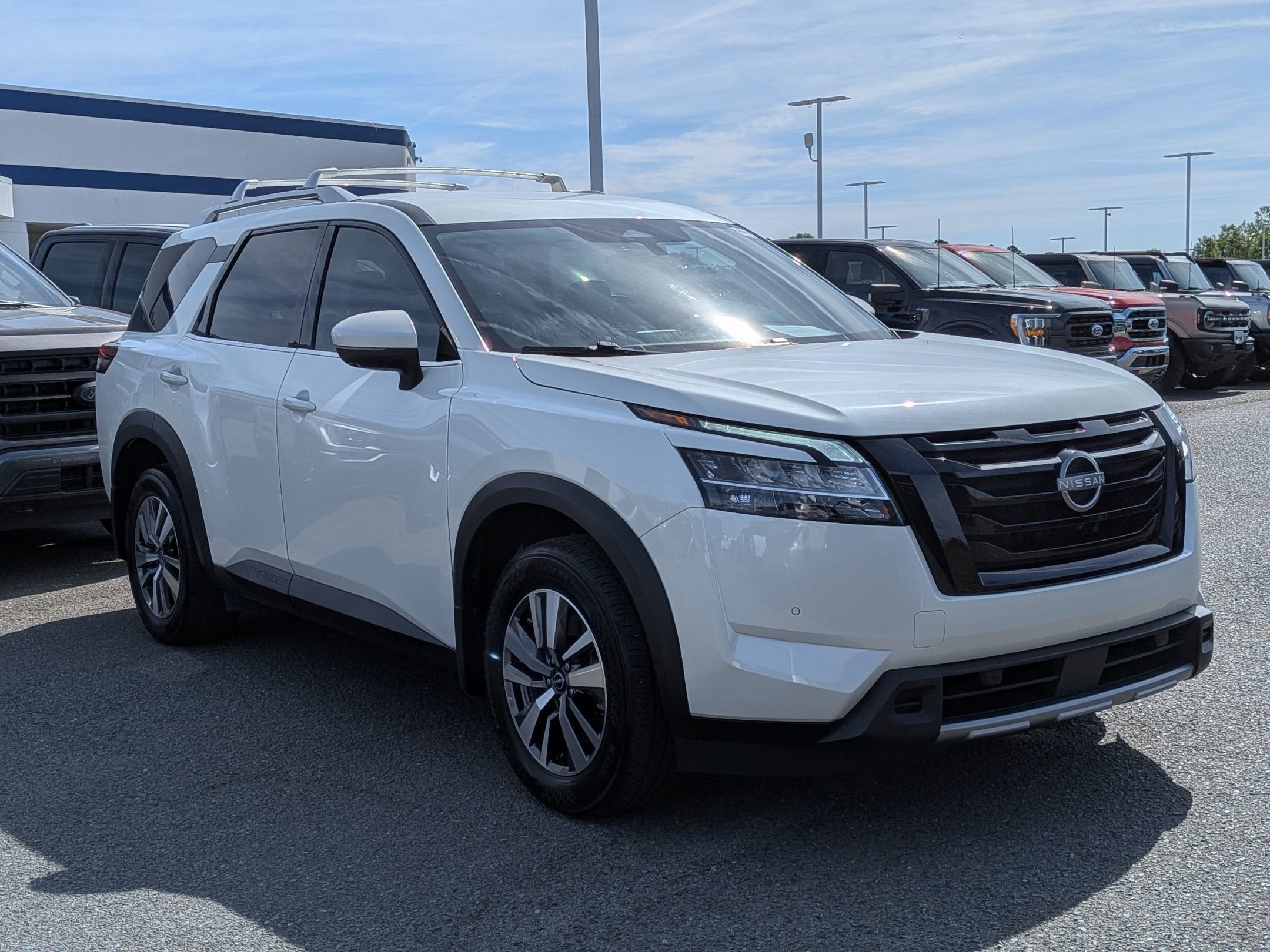 2024 Nissan Pathfinder SL