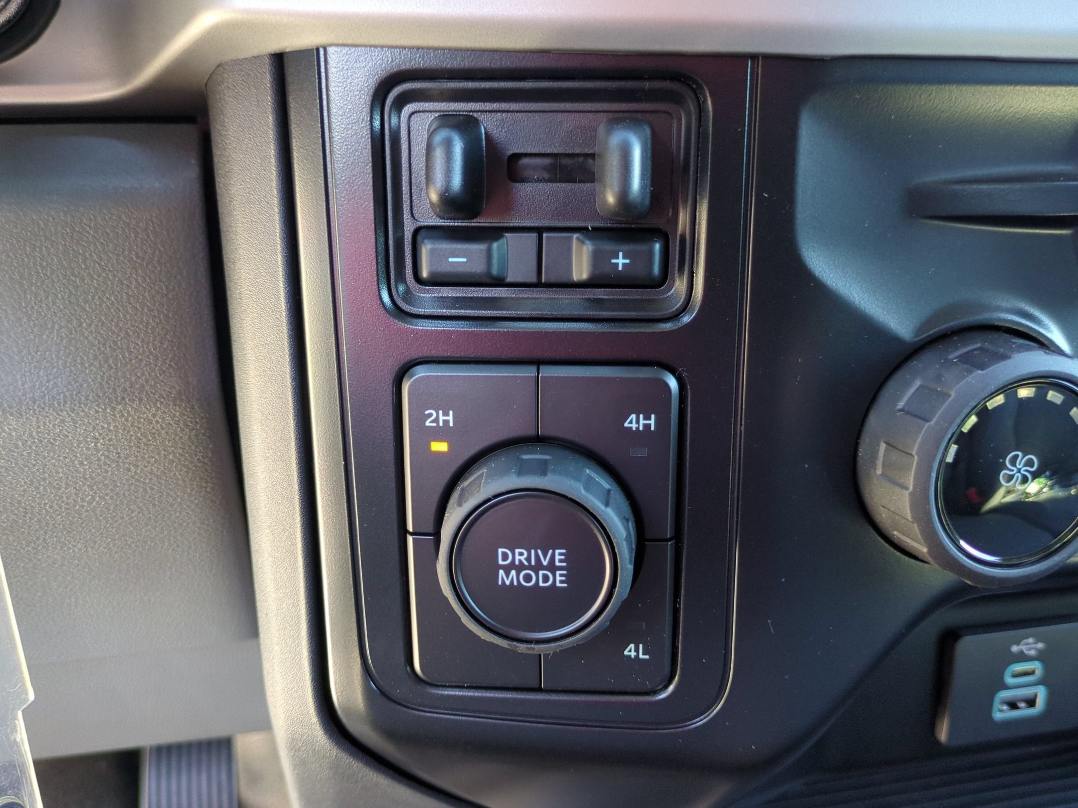 2027 Ford Super Duty F-350 DRW XL