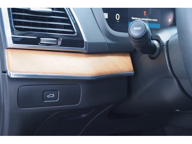 2024 Volvo XC90 Plus Bright Theme