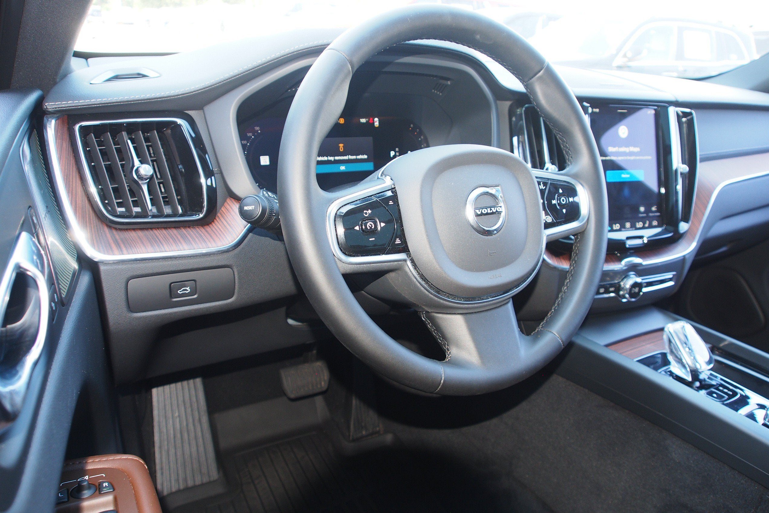 2023 Volvo XC60 Ultimate Bright Theme