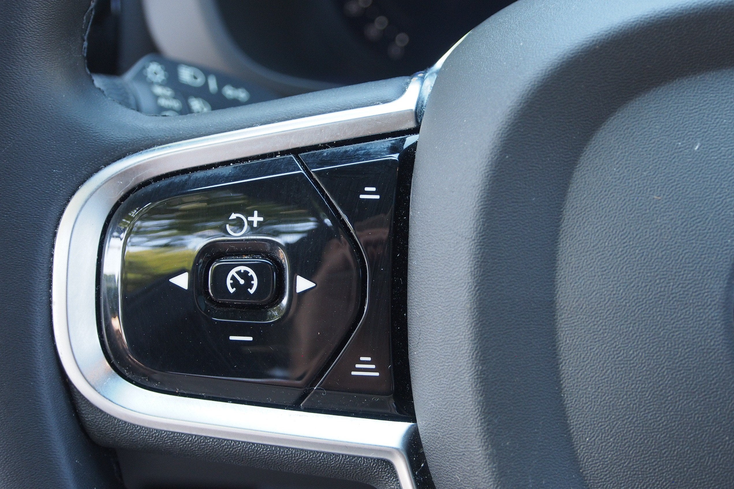 2023 Volvo XC60 Ultimate Bright Theme