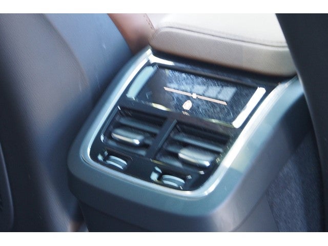 2023 Volvo XC60 Ultimate Bright Theme