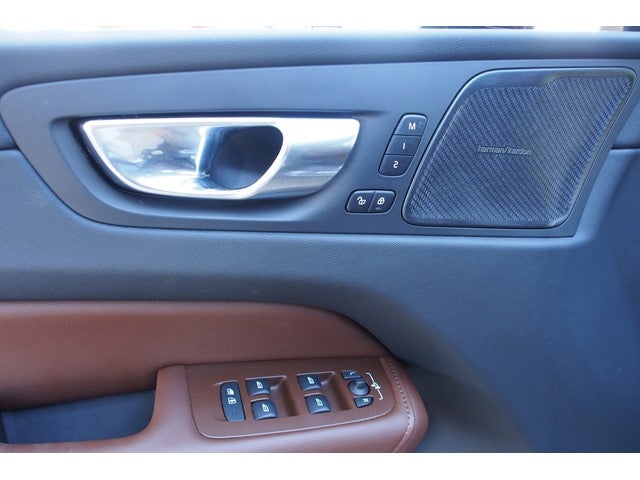 2023 Volvo XC60 Ultimate Bright Theme
