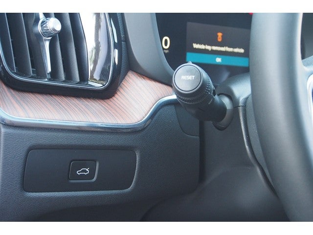 2023 Volvo XC60 Ultimate Bright Theme