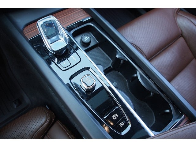 2023 Volvo XC60 Ultimate Bright Theme