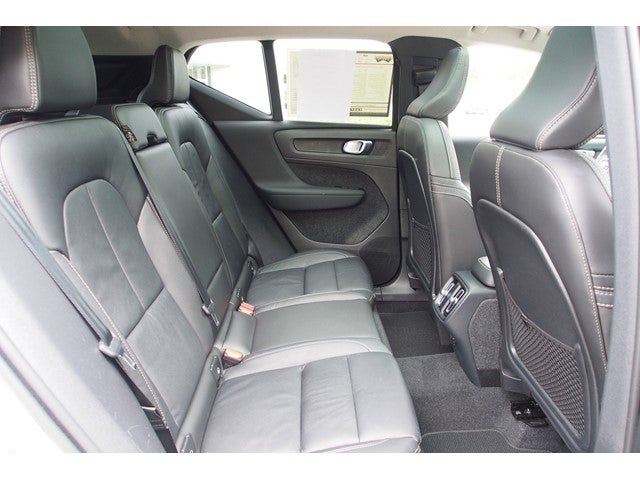 2023 Volvo XC40 Plus Dark Theme