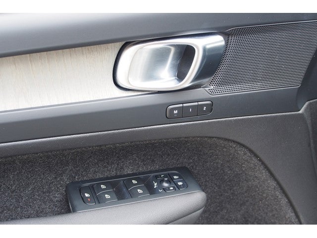 2023 Volvo XC40 Plus Dark Theme