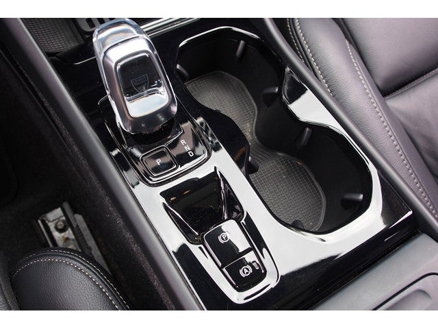 2023 Volvo XC40 Plus Dark Theme